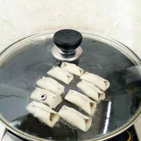 锅中刷一层油，摆放锅贴，盖上锅盖小火煎。