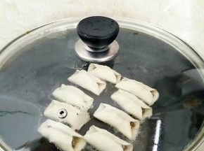 锅中刷一层油，摆放锅贴，盖上锅盖小火煎。