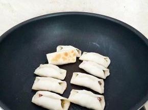 煎至底部成金黄色。