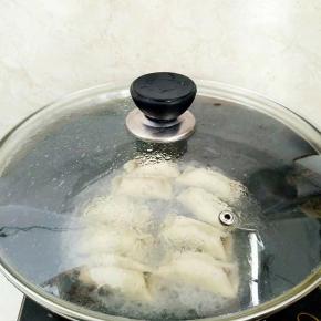 加入半碗清水，刚好莫过锅贴底部，盖上锅盖继续小火煎。