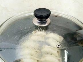 加入半碗清水，刚好莫过锅贴底部，盖上锅盖继续小火煎。