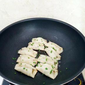 水分收干，撒上香葱碎即可出锅。