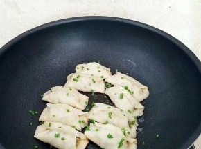 水分收干，撒上香葱碎即可出锅。