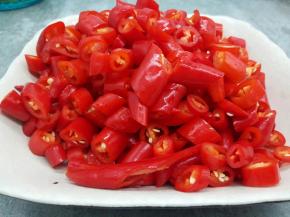 双手带一次性手套，切小段