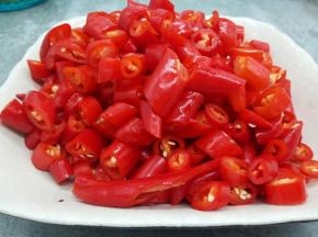 双手带一次性手套，切小段