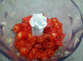 生姜，蒜先放搅拌机搅碎，拿出来，放辣椒丁