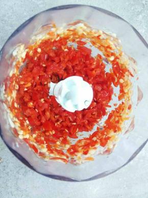 启动搅拌机，一边搅拌一边看，不要搅拌的太碎，打好的辣椒碎放大碗