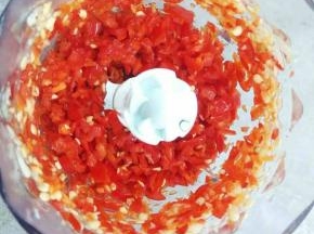 启动搅拌机，一边搅拌一边看，不要搅拌的太碎，打好的辣椒碎放大碗