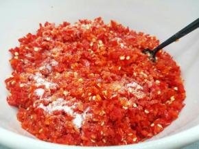 加盐2勺，把辣椒碎，生姜，大蒜搅拌匀，咸味要比平时做菜咸一点，利于保存