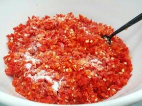 加盐2勺，把辣椒碎，生姜，大蒜搅拌匀，咸味要比平时做菜咸一点，利于保存