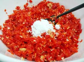 加白糖半勺，搅拌匀