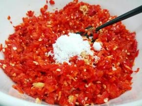 加白糖半勺，搅拌匀