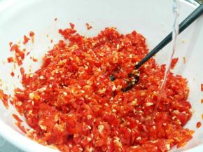 最后加1勺白酒，拌均匀，盖保鲜膜室温发酵一天