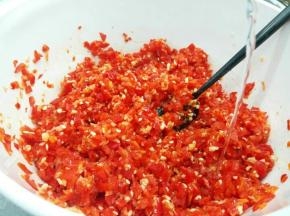 最后加1勺白酒，拌均匀，盖保鲜膜室温发酵一天