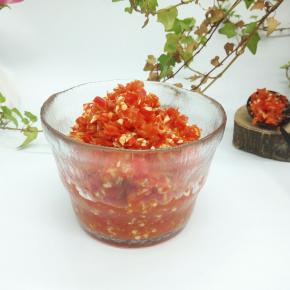 发酵好的剁椒酱，装干净玻璃瓶密封，放冰箱冷藏，放置一星期，剁椒的香味就浓郁了，咱们可以拿来做剁椒排骨，剁椒鱼头。