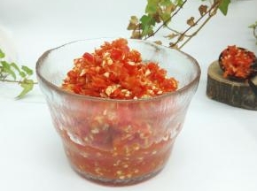 发酵好的剁椒酱，装干净玻璃瓶密封，放冰箱冷藏，放置一星期，剁椒的香味就浓郁了，咱们可以拿来做剁椒排骨，剁椒鱼头。