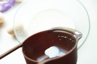 牛奶白糖混合一起，搅拌至砂糖融化。