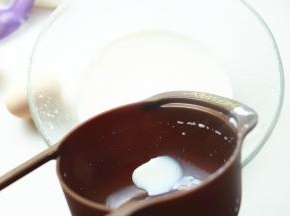 牛奶白糖混合一起，搅拌至砂糖融化。