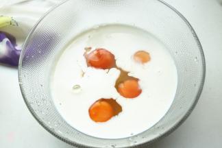 加入鸡蛋搅匀。