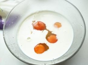 加入鸡蛋搅匀。