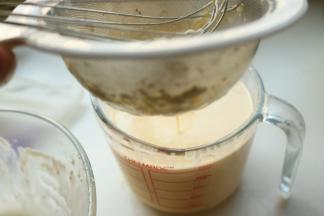 过滤一下，蛋挞液会变得细腻。