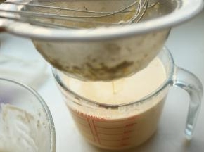 过滤一下，蛋挞液会变得细腻。