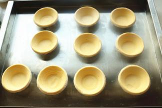 蛋挞皮摆放在烤盘内，总共两盘。