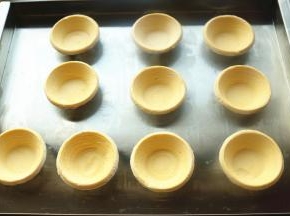 蛋挞皮摆放在烤盘内，总共两盘。