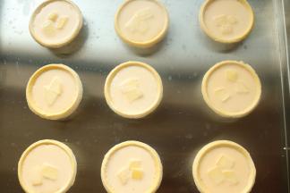 苹果去皮切丁，放入蛋挞内。