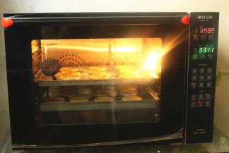 烤箱预热180度，烤25分钟左右，蛋挞表面出现焦斑即可。