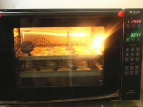 烤箱预热180度，烤25分钟左右，蛋挞表面出现焦斑即可。