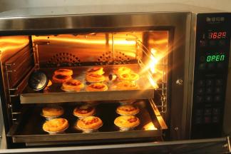 撤热吃吧，奶香浓郁，还混合着果香。