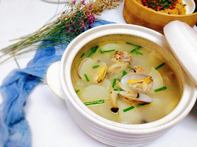 一锅出--黄蛤蟹味菇白萝卜骨头汤+山药肉末豆皮卷