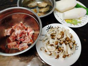 这个是煲汤食材：骨头肉，蟹味菇，黄蛤，白萝卜 ，姜片，香葱