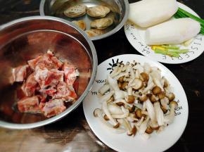 这个是煲汤食材：骨头肉，蟹味菇，黄蛤，白萝卜 ，姜片，香葱