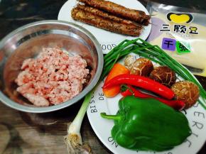 这个是做豆腐卷的食材：肉末，香菇，辣椒，青椒，铁板山药，豆皮，香葱