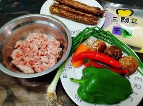 这个是做豆腐卷的食材：肉末，香菇，辣椒，青椒，铁板山药，豆皮，香葱