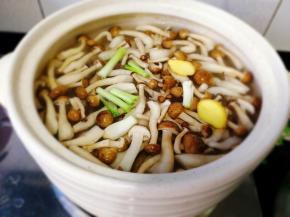 取出蒸笼煲，放入，骨头肉，蟹味菇，葱头，姜片，清水 盐。