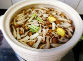 取出蒸笼煲，放入，骨头肉，蟹味菇，葱头，姜片，清水 盐。