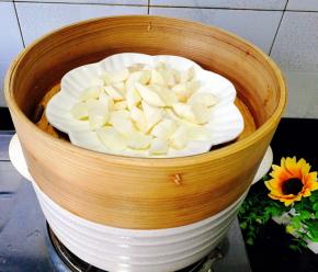 铁棍山药去皮切块，这里提醒友友们，山药去皮时务必要戴上手套 ，不然会痒