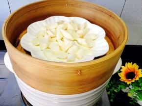 铁棍山药去皮切块，这里提醒友友们，山药去皮时务必要戴上手套 ，不然会痒
