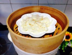 汤开后转中小火蒸15分钟，用筷子能轻松插入即可