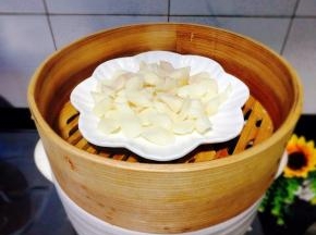 汤开后转中小火蒸15分钟，用筷子能轻松插入即可