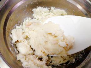 趁热倒入盆里，用勺子压成泥状