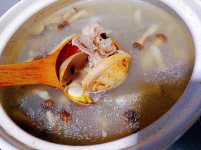 这时的汤色不是很浓我们继续用小火，慢慢煲