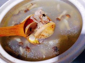 这时的汤色不是很浓我们继续用小火，慢慢煲