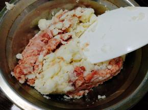 把压成泥的山药加入肉末里