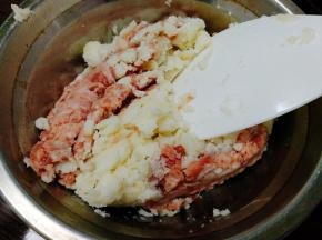 把压成泥的山药加入肉末里