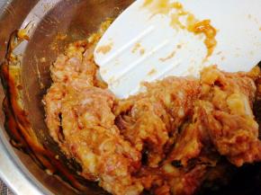 陆续加入，酱油，蚝油，五香粉，搅拌均匀