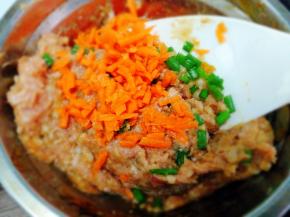 再加入胡萝卜，香葱